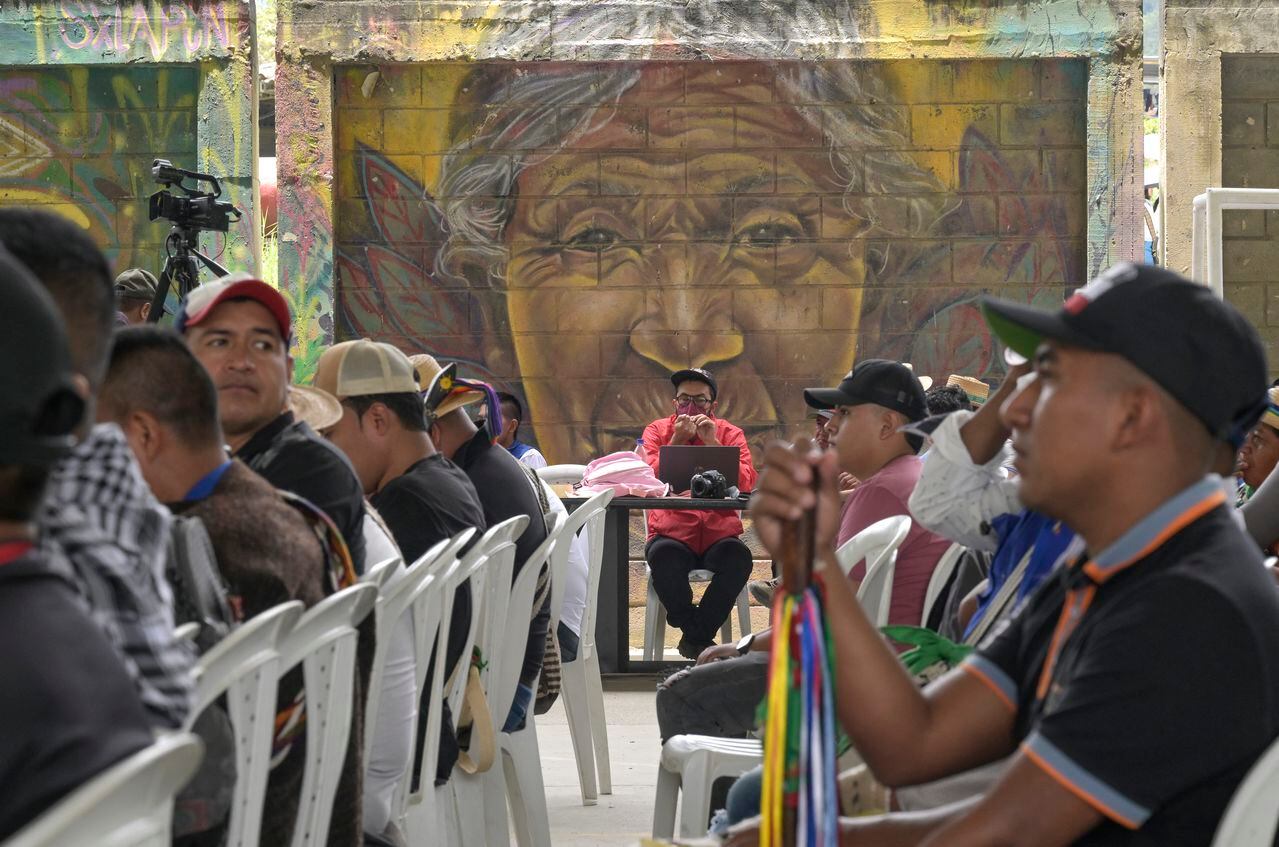 Indígenas asistieron a una reunión tras el asesinato de la líder Carmelina Yule, el 16 de marzo, presuntamente por el frente Dagoberto Ramos, del Estado Mayor Central (EMC) en Toribio, Cauca.