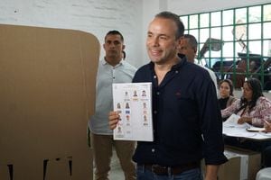 El candidato a la alcaldía de Cali, Alejandro Eder, salió  a votar con su familia. Elecciones Regionales 2023 en Cali, Valle del Cauca