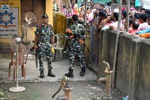 Soldados paramilitares montan guardia mientras la gente hace cola en un colegio electoral para emitir sus votos en las elecciones 'Panchayat' de Bengala Occidental celebradas en las afueras de Kolkata el 8 de julio de 2023