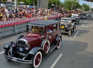 El desfile de Autos Clásicos y Antiguos incluyó este año la participación de 230 vehículos en un recorrido de nueve kilómetros.