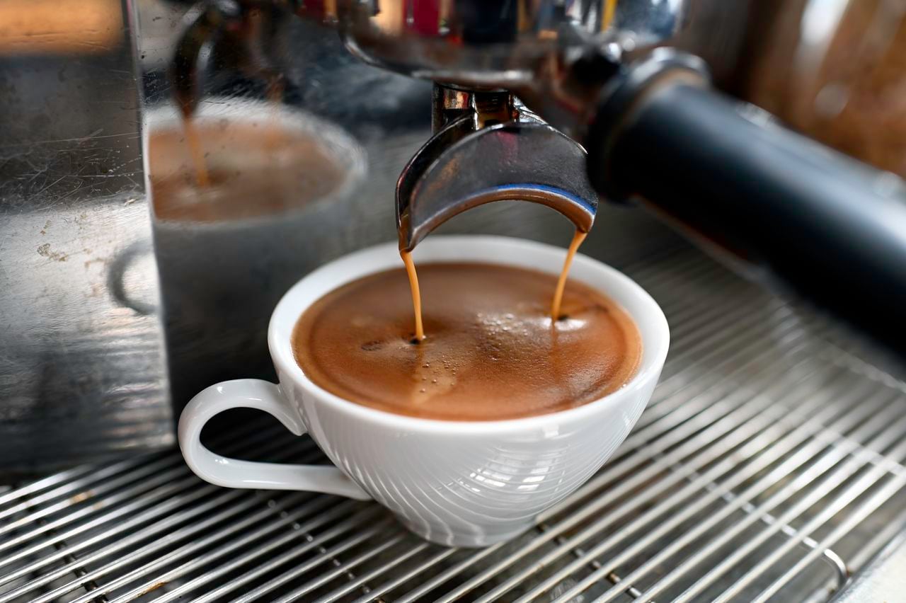 La cafeína es el compuesto principal de los granos de café.