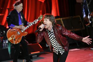 Mick Jagger, derecha, y Keith Richards de The Rolling Stones actúan durante la celebración del lanzamiento de su nuevo álbum "Hackney Diamonds" el jueves 19 de octubre de 2023 en Nueva York.