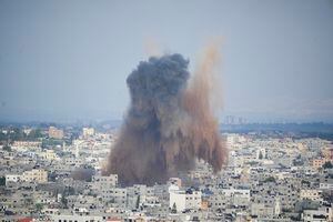 Una nube de humo se levanta por una explosión causada por un ataque aéreo de Israel en la Franja de Gaza. (AP Photo/Hatem Moussa)