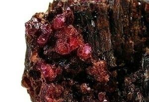3) Painita: Se le considera el más raro mineral gema, puede ser utilizado en la curación de cristales o simplemente coleccionarse. El precio por gramo está en US$300.000.