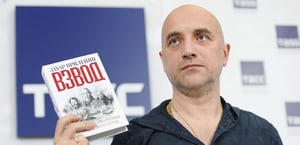 Zajar Prilepin posa con uno de sus libros en febrero de 2017, en Moscú.