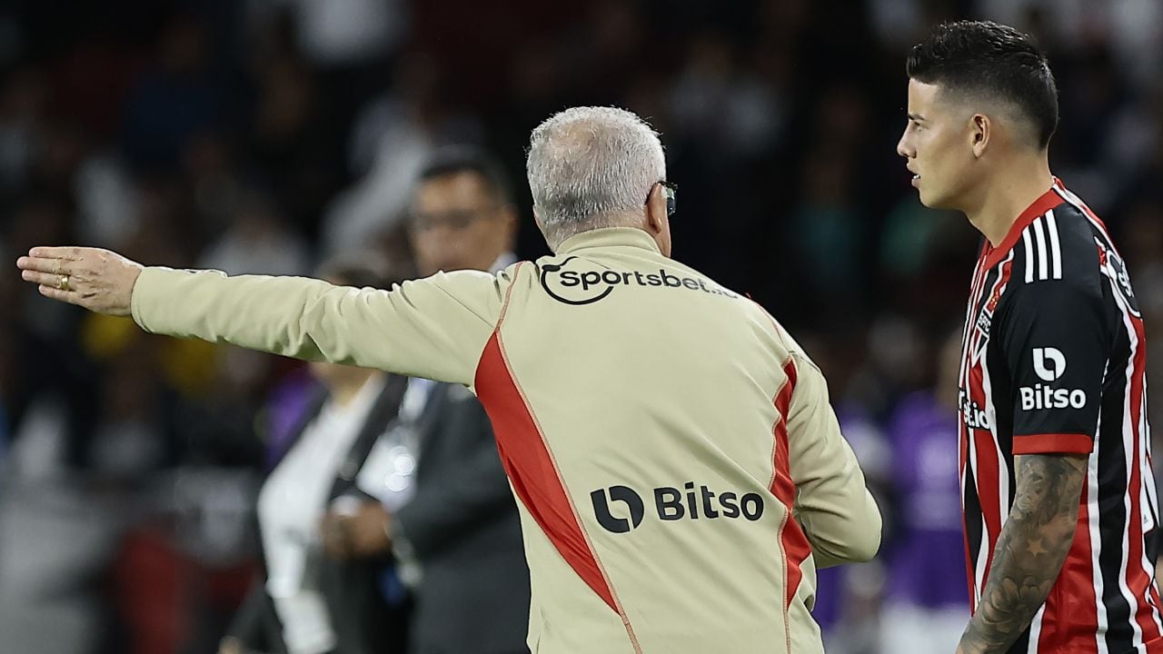 Dorival Júnior dando instrucciones a James Rodríguez en Sao Paulo.