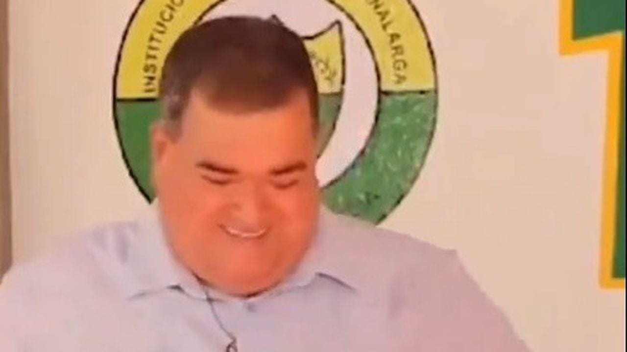 El alcalde de Sabanalarga, Jorge Elías Chams, se quedó sin pantalones mientras daba un discurso.