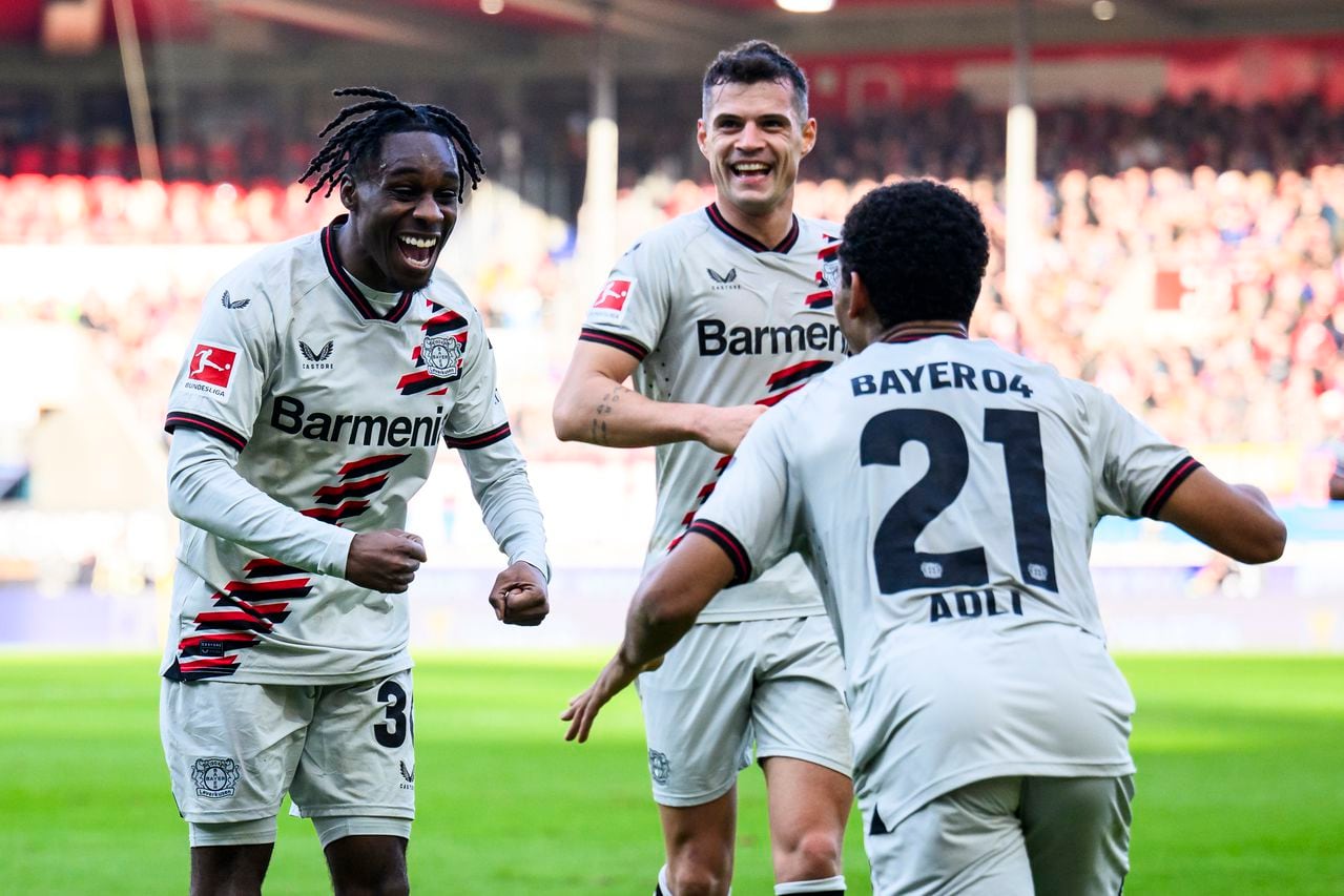 Jeremie Frimpong del Bayer Leverkusen celebra tras anotar el primer gol en el encuentro ante el Heidenheim en la Bundesliga el sábado 17 de febrero del 2024. (Tom Weller/dpa via AP)