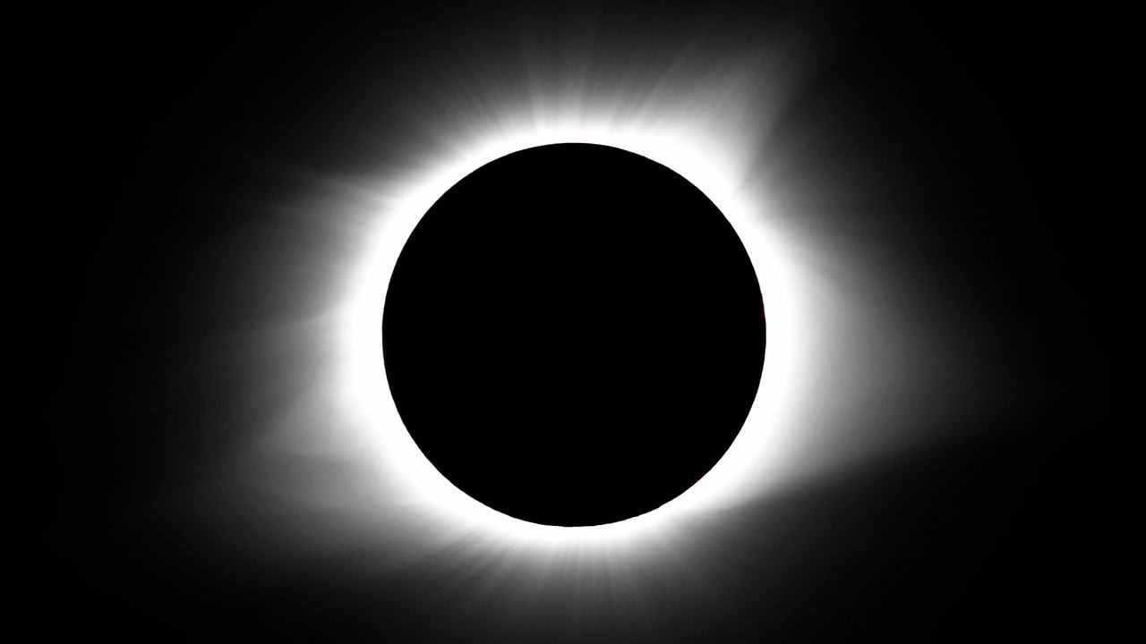 La luna cubre el sol durante un eclipse solar total, 21 de agosto de 2017, en Cerulean, Kentucky, EEUU.