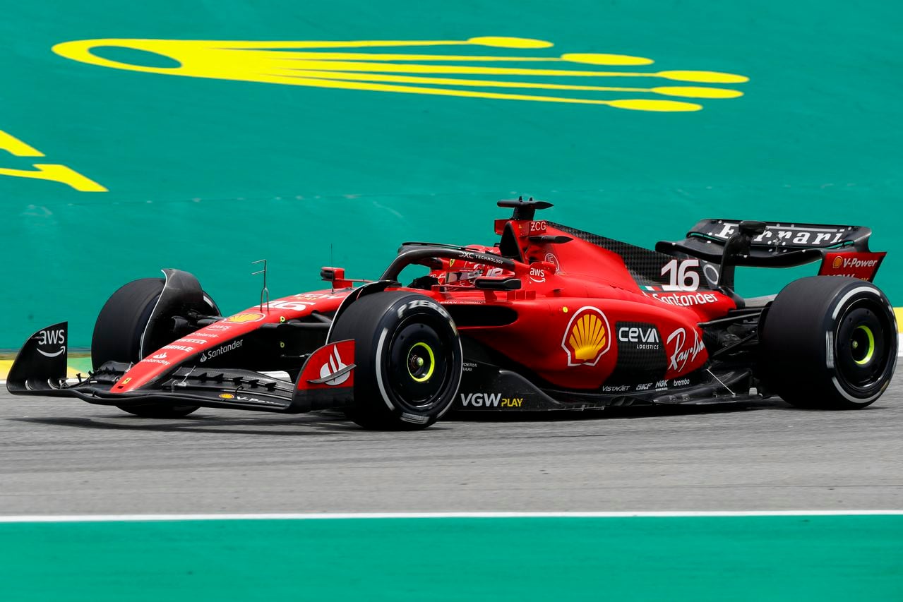 Charles Leclerc, de Mónaco, piloto de Ferrari, durante la sesión de práctica libre para el Gran Premio de Fórmula 1 de Brasil, en el circuito de Interlagos, en Sao Paulo, Brasil, el viernes 3 de noviembre de 2023. (AP Foto/Marcelo Chello)