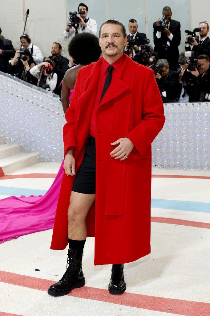 El actor chileno Pedro Pascal llegó a la alfombra roja del Met Gala luciendo un look de impacto de Valentino, comprobando de manera definitiva las tendencias de la temporada y la mejor manera de llevarlas.