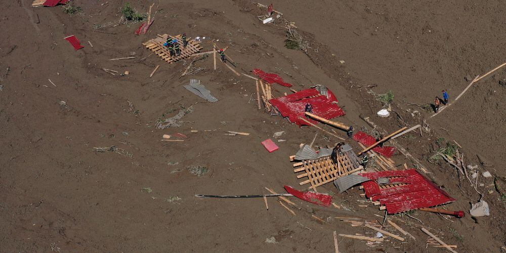 Esta foto aérea tomada con un dron muestra al personal de rescate trabajando en el lugar de un deslizamiento de tierra en la región de Racha, en el oeste de Georgia, el 4 de agosto de 2023. Al menos seis personas murieron a causa de un deslizamiento de tierra en la región de Racha, en el interior de Georgia occidental. Ministerio del país del Cáucaso dijo a AFP el 4 de agosto de 2023.