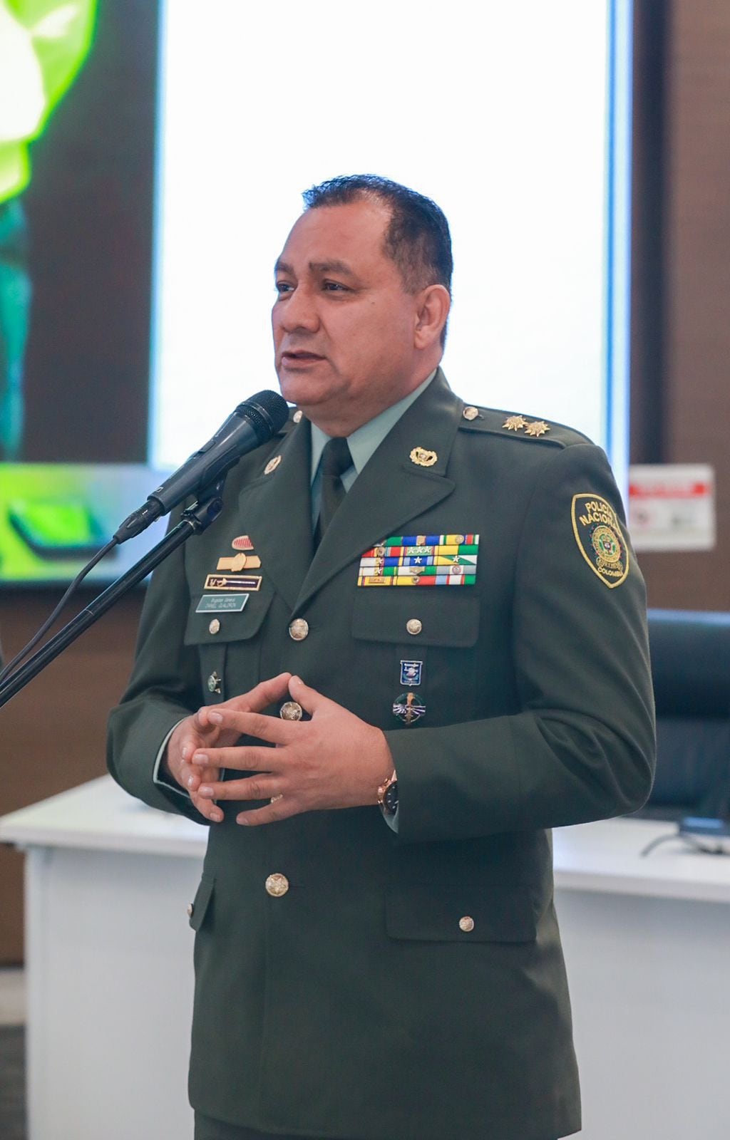 El brigadier general Daniel Gualdrón, comandante de la Policía de Cali  estuvo dando declaraciones desde Bogotá, junto al director de la Policía Nacional, general William René Salamanca.