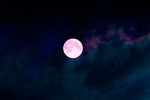 Los ojos se vuelven al cielo en busca de la Luna Rosa 2024, un acontecimiento astronómico que promete revelar su esplendor en una fecha específica, suscitando preguntas sobre su simbolismo.