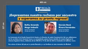 Funcionarios de la Fiscalía, en Cali, piden por la pronta liberación de sus compañeros, secuestrados la semana pasada en la zona rural de Santander de Quilichao, Cauca.