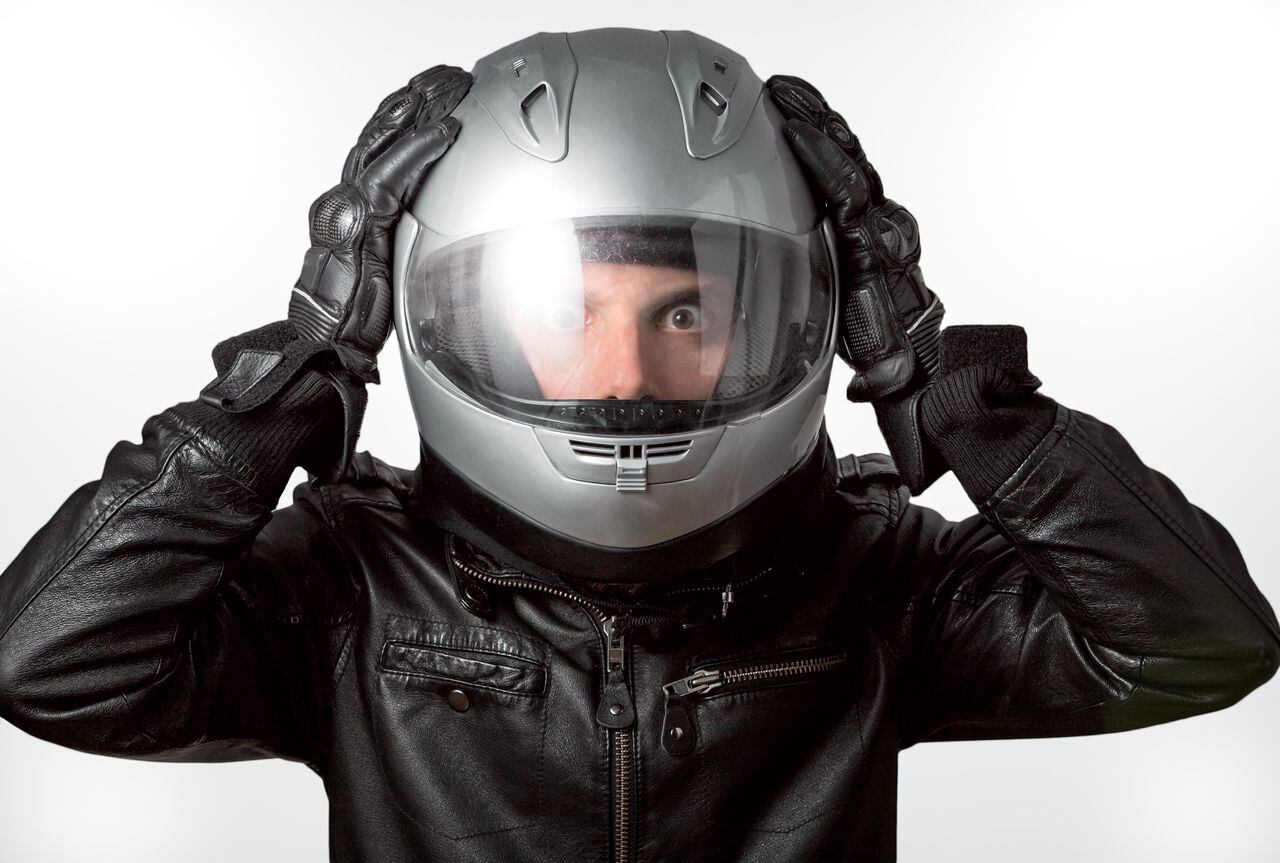 Existen varios trucos para disimular los rayones que se pueden generar en un casco de moto.