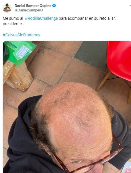 El periodista Daniel Samper compartió una foto de su cabeza en burla al Rodilla Challenge.