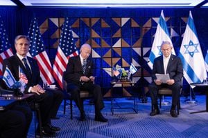 El Secretario de Estado de los Estados Unidos, Antony Blinken (i), y el Presidente de los Estados Unidos, Joe Biden (arriba C), escuchan mientras el Primer Ministro de Israel, Benjamin Netanyahu (derecha), lee unas declaraciones antes de su reunión en Tel Aviv el 18 de octubre de 2023.  (Foto de Brendan Smialowski / AFP)