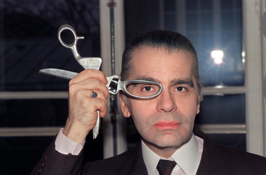 El diseñador alemán Karl Lagerfeld posa con unas tijeras en marzo de 1987 en su estudio de moda.