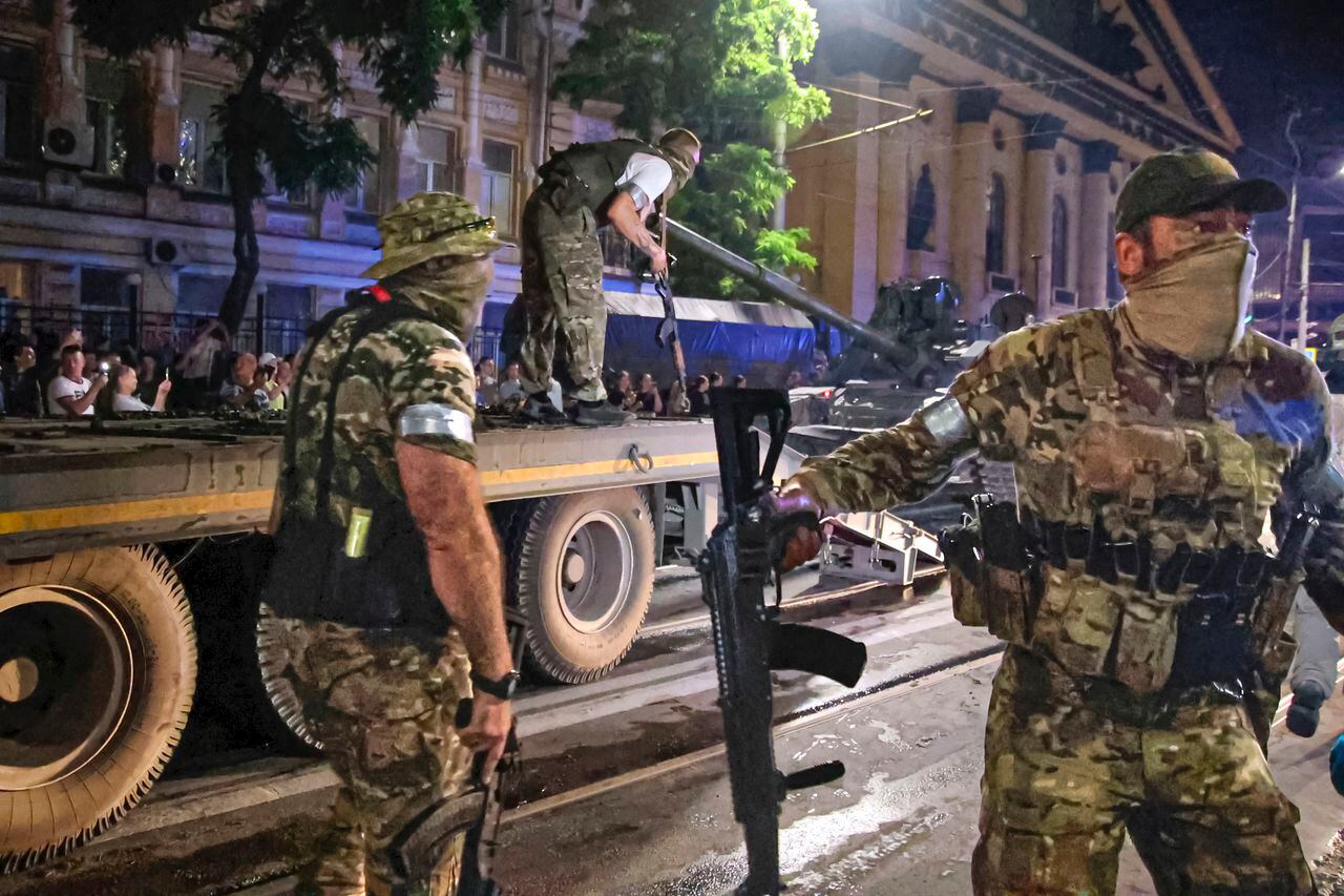 Paramilitares del grupo Wagner en una calle de Rostov-on-Don, Rusia, el sábado 24 de junio de 2023.