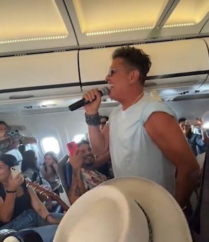 Carlos Vives cantó en un vuelo con destino a Cartagena y sorprendió a cientos de pasajeros.