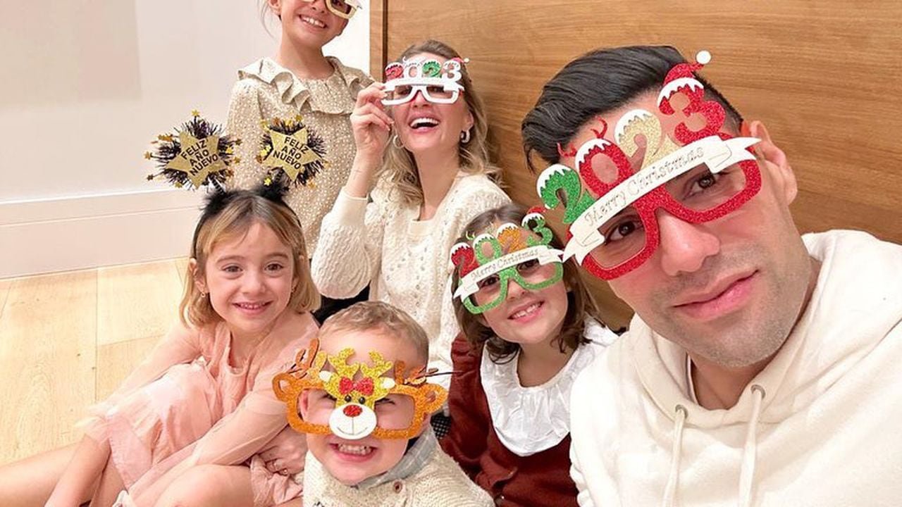 Falcao y Lorelei con sus cuatro hijos. Foto: Instagram @loreleitaron.