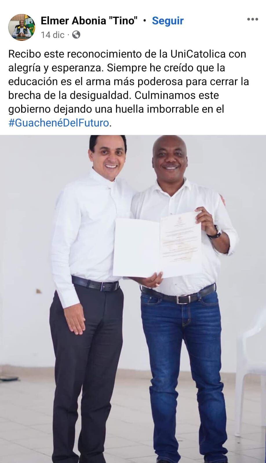 Elmer Abonia Rodríguez, alcalde Guachené, Cauca, recibe reconocimiento de la Unicatolica por su trabajo.