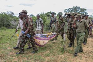 ARCHIVO - Policías y residentes cargan los cadáveres exhumados de las víctimas de una secta religiosa en la localidad de Shakahola, cerca de la ciudad costera de Malindi, en el sur de Kenia, el 23 de abril de 2023. (AP Foto, Archivo)