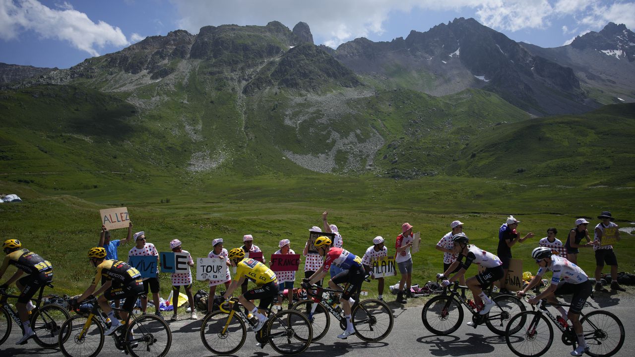 El grupo formado por el danés Jonas Vingegaard, con el maillot amarillo de líder general, y el esloveno Tadej Pogacar, con el maillot blanco de mejor ciclista joven, escalan el paso Cormet de Roselend durante la decimoséptima etapa de la carrera ciclista del Tour de Francia de más de 166 kilómetros (103 millas) con inicio en Saint-Gervais Mont-Blanc y final en Courchevel, Francia, el miércoles 19 de julio de 2023. (AP Foto/Daniel Cole)