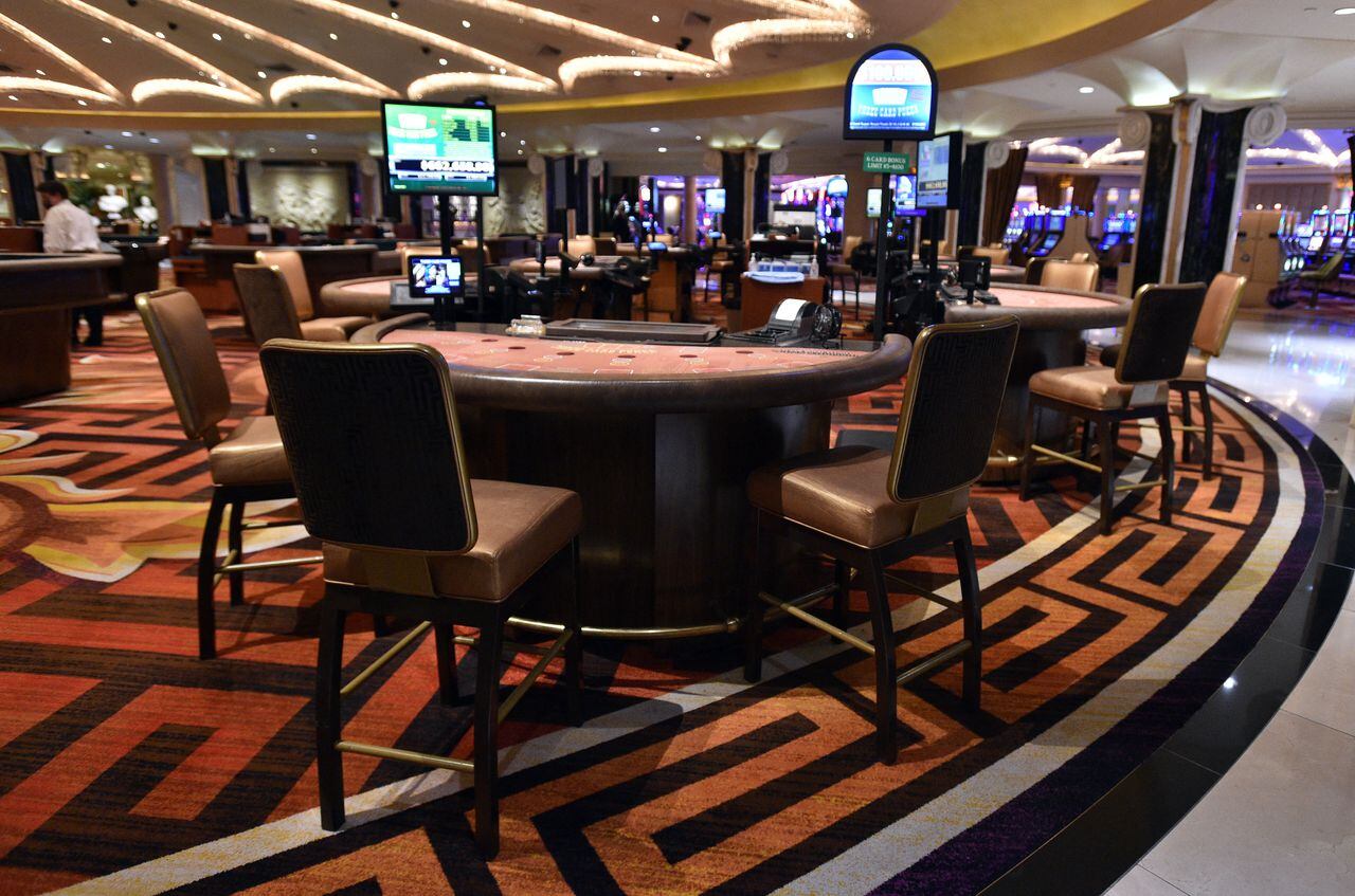 Los juegos de mesa con asientos limitados están listos para los huéspedes en el Caesars Palace en Las Vegas Strip.