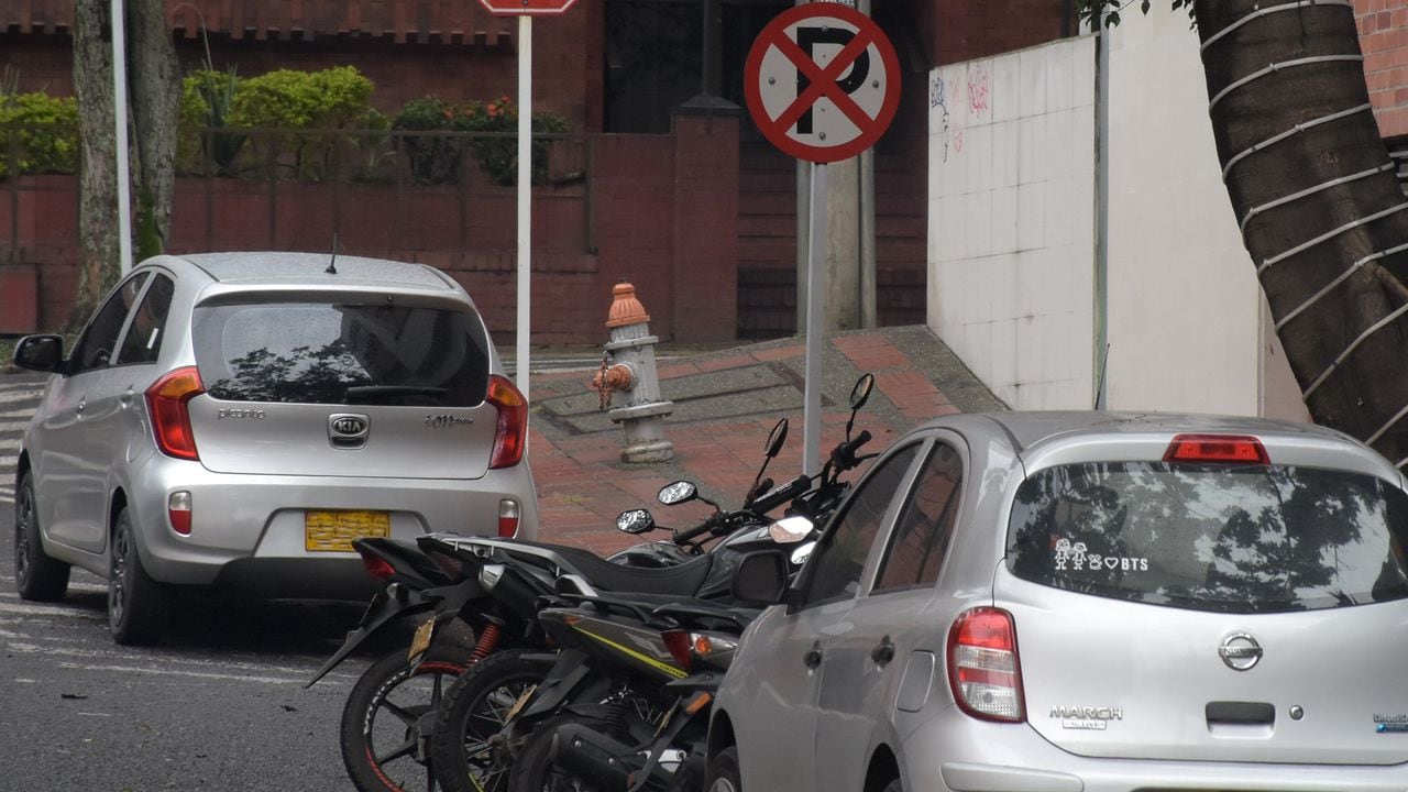 La multa de tránsito C02, por “estacionar un vehículo en sitios prohibidos”, es de 15 salarios mínimos diarios legales vigentes, lo que para el 2024 representa un monto cercano a los $ 650.000 pesos.