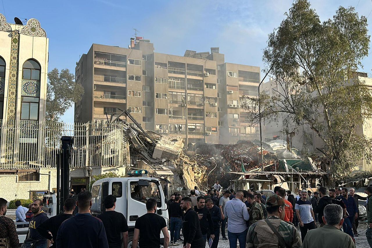 Las autoridades atienden el ataque de Israel a un edificio en Damasco.