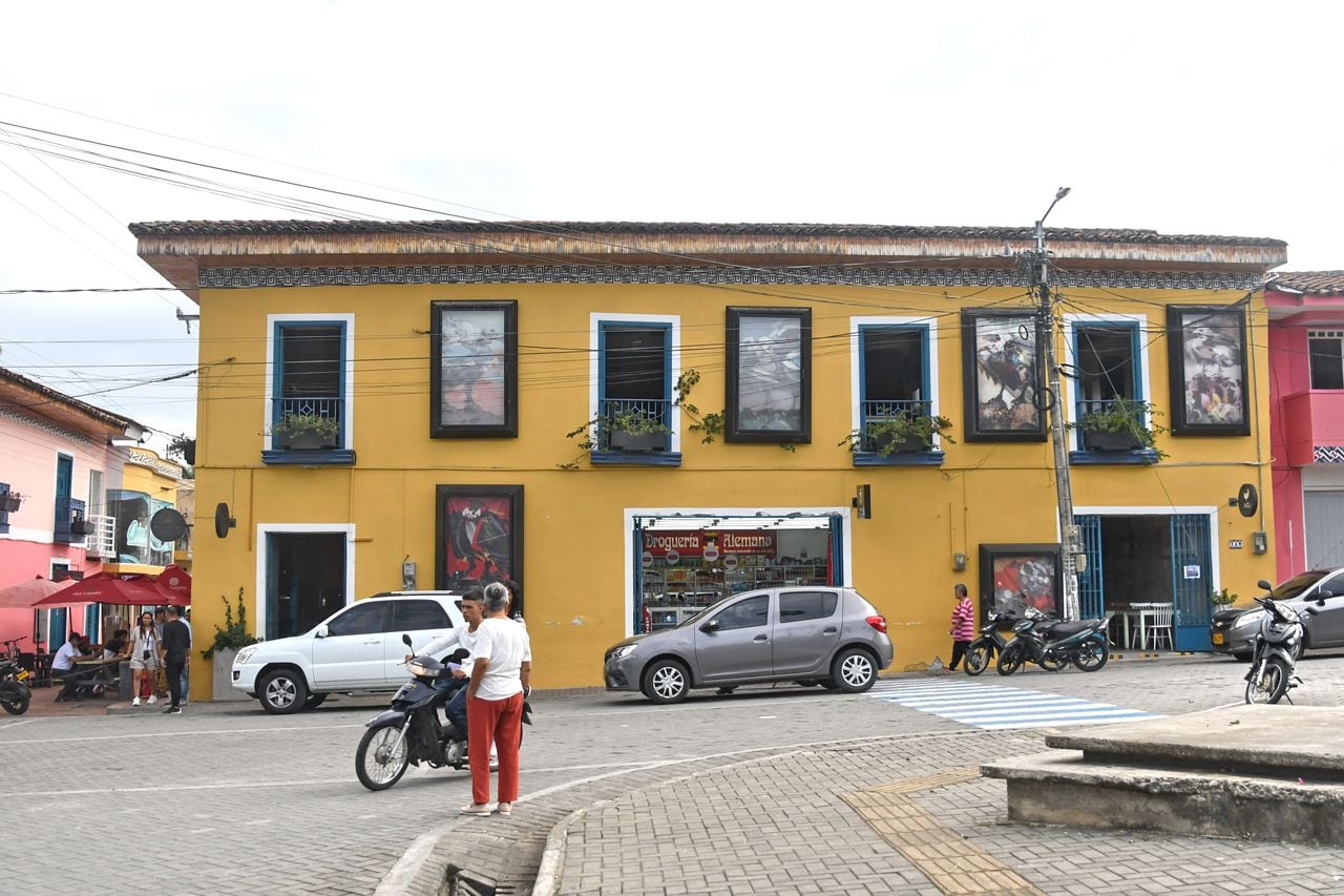 Las fachadas de las casas que rodean el parque principal tienen marcos con cuadros de pintores colombianos. Una galería de arte a la vista de todos.