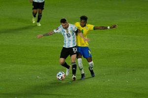 Lionel Messi jugando contra Brasil en eliminatorias.