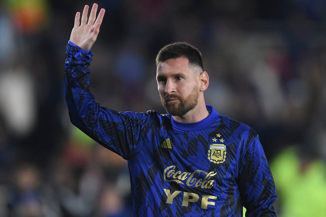 07 September 2023, Argentina, Buenos Aires: Soccer: World Cup qualifier South America, Argentina - Ecuador. Argentina's Lionel Messi greets fans before the match. World Cup champion Argentina has won the first qualifying match for the 2026 World Cup. Photo: Fernando Gens/dpa (Photo by Fernando Gens/picture alliance via Getty Images)