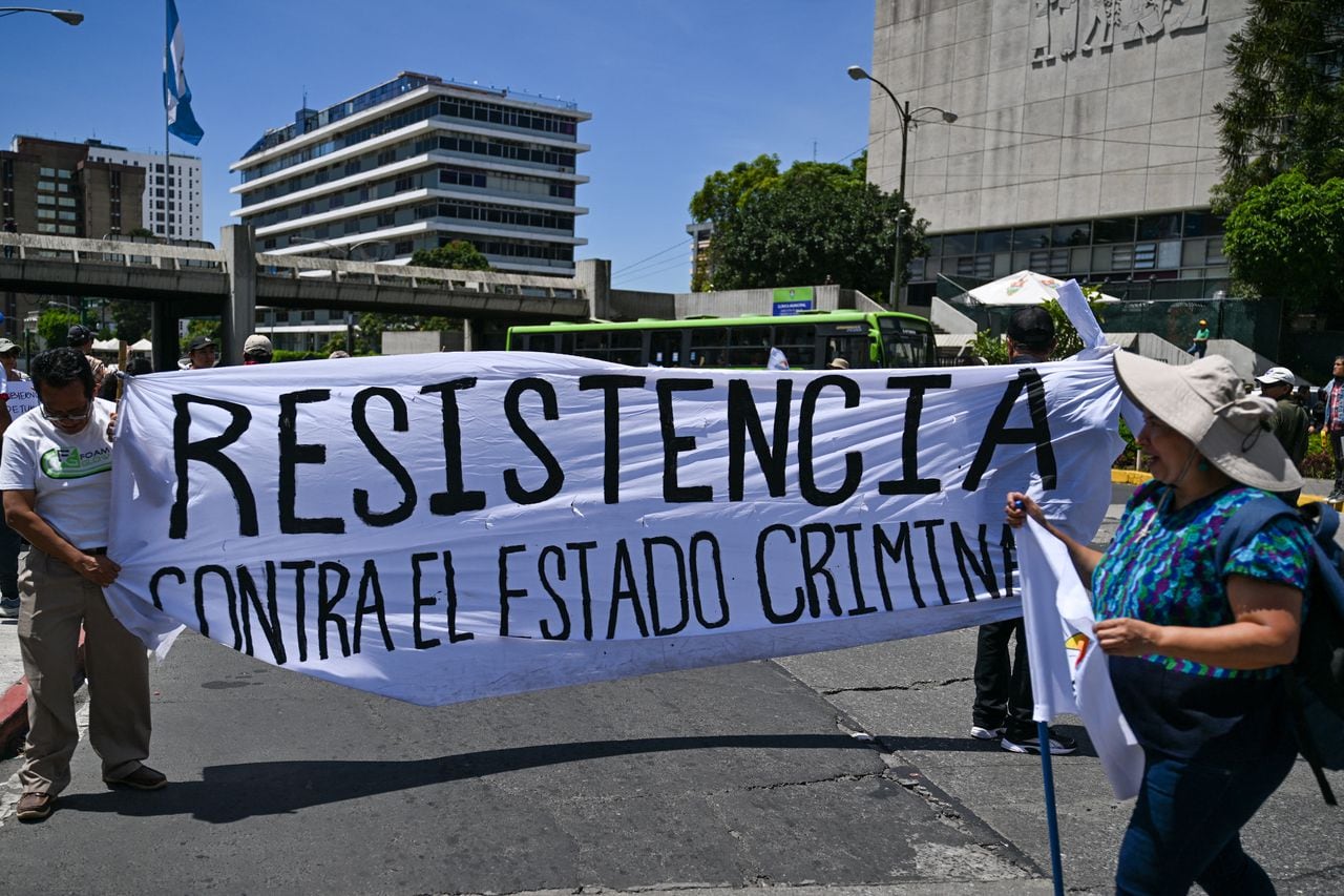 Arévalo presentó Este lunes se presentó en la sede de la Corte Suprema un pedido de destitución de la fiscal general Consuelo Porras, a quien acusa de orquestar un "golpe de Estado" para impedirle asumir el poder en enero.