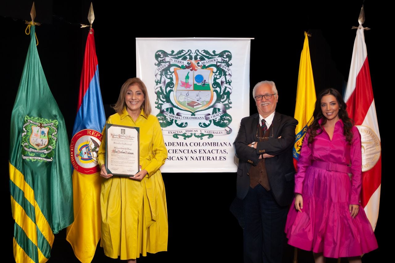 De izquierda a derecha: María Fátima Bechara (rectora de la Universidad del Sinú), Horacio Torres (vicepresidente de la Academia Colombiana de Ciencias Exactas, Físicas y Naturales) y Andrea Ortega Bechara (fundadora del programa Ciencia para la Paz).
