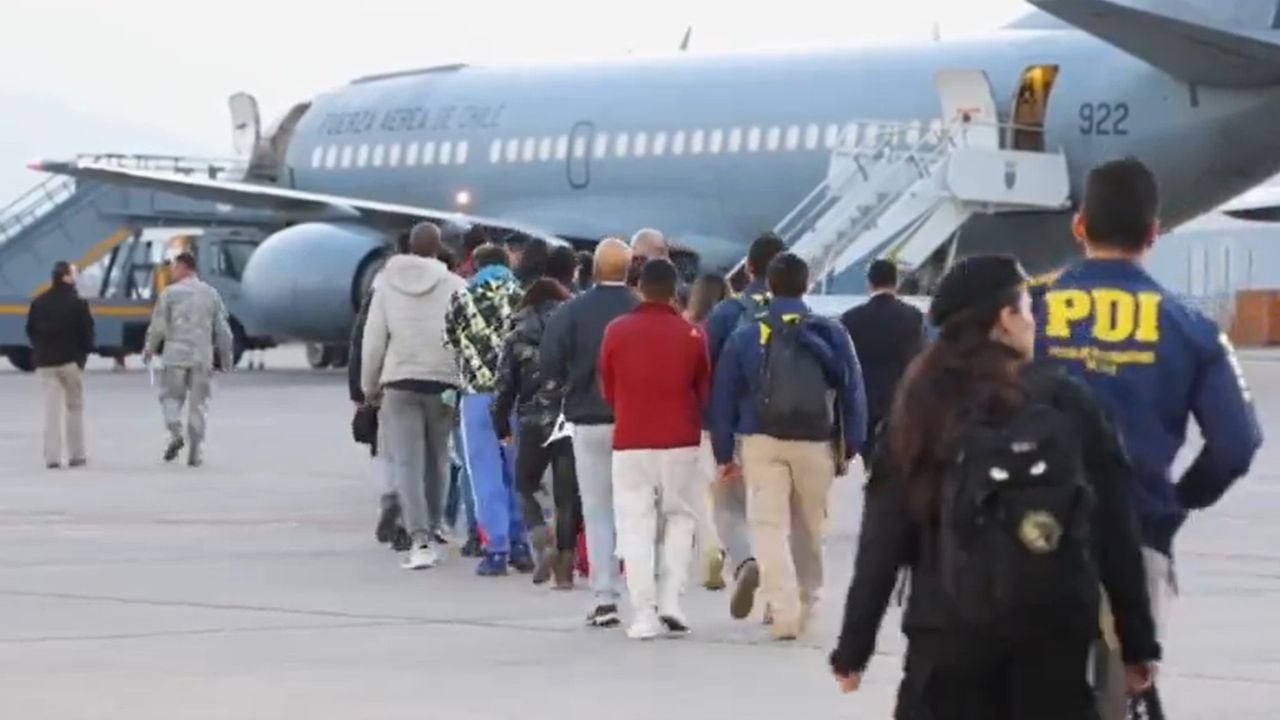 Los latinoamericanos fueron escoltados por la Policía de Investigaciones de Chile mientras subían a la aeronave y llegaban a las capitales de sus países de origen.