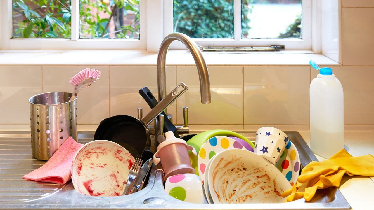 ¡Tome nota! Estos son los 8 errores comunes que comete al lavar platos