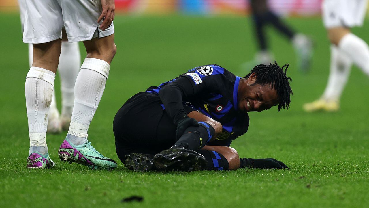 MILAN, ITALY - DECEMBER 12: Juan Cuadrado of FC Internazionale lies on the ground during the UEFA Champions League match between FC Internazionale and Real Sociedad at Stadio Giuseppe Meazza on December 12, 2023 in Milan, Italy. (Photo by sportinfoto/DeFodi Images via Getty Images)