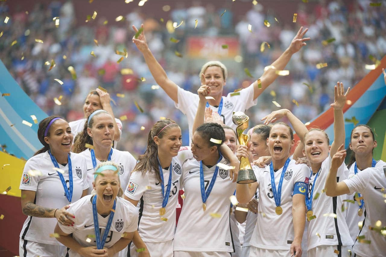 Estados Unidos levantando du última Copa del Mundo Femenina en 2015.