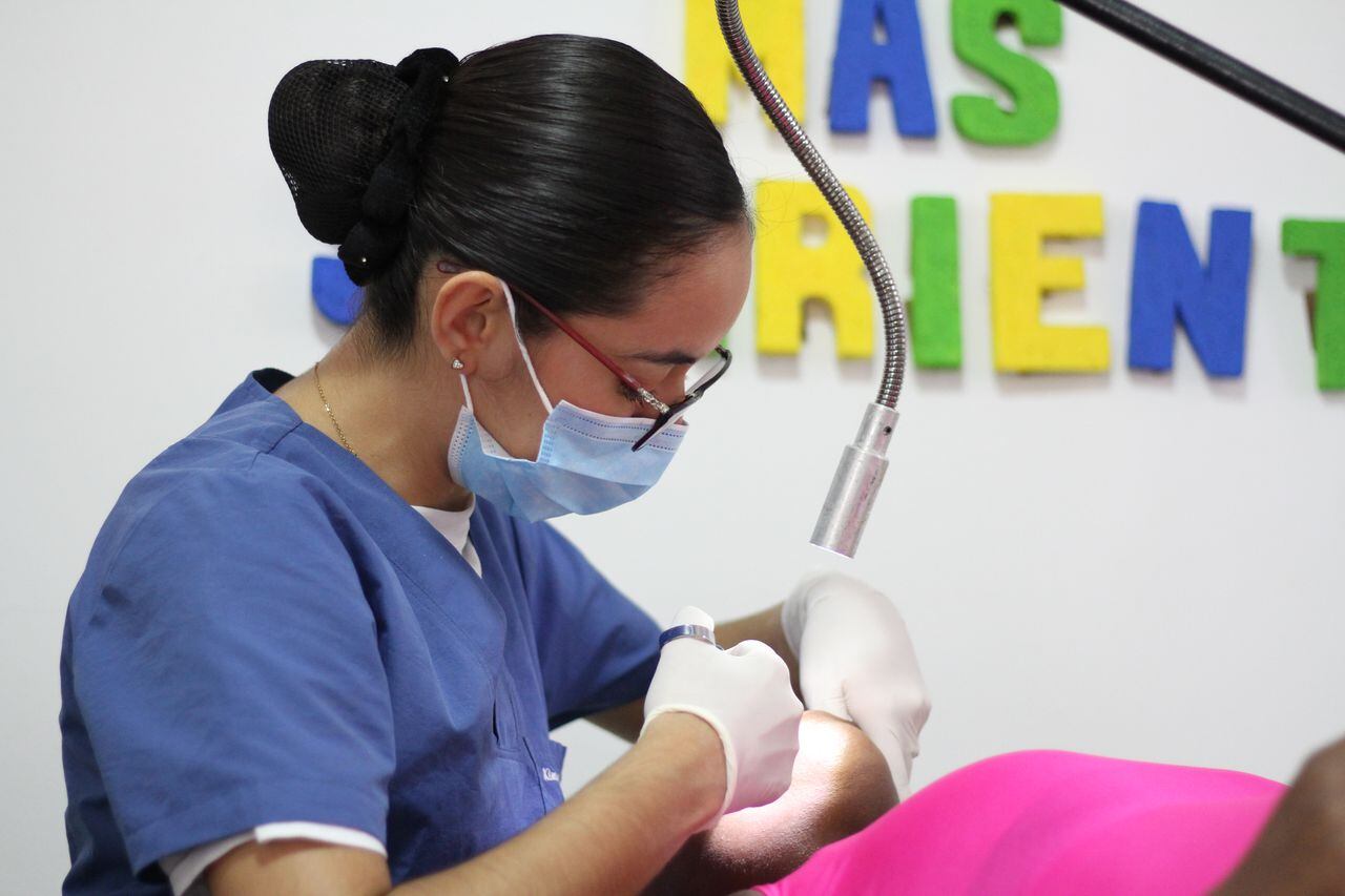 La odontóloga Jimena Jiménez, voluntaria de Ángeles por Colombia, se encarga de procedimientos complejos, ciertas cirugías.