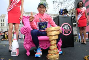 El colombiano Nairo Quintana posa en el podio con el trofeo y el maillot rosa de líder de la clasificación general, tras ganar la 97ª carrera ciclista del Giro de Italia, al final de la 21ª y última etapa, a 172 kilómetros de Gemona a Trieste, el 1 de junio de 2014 en Trieste. AFP PHOTO/LUK BENIES (Foto de LUK BENIES / AFP)