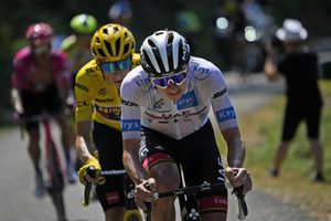 ARCHIVO - Tadej Pogacar (camiseta blanca) trata de desprenderse de Jonas Vingegaard (casaca amarilla de líder general) durante la 18va etapa del Tour de Francia, el jueves 21 de julio de 2022. (AP Foto/Daniel Cole)