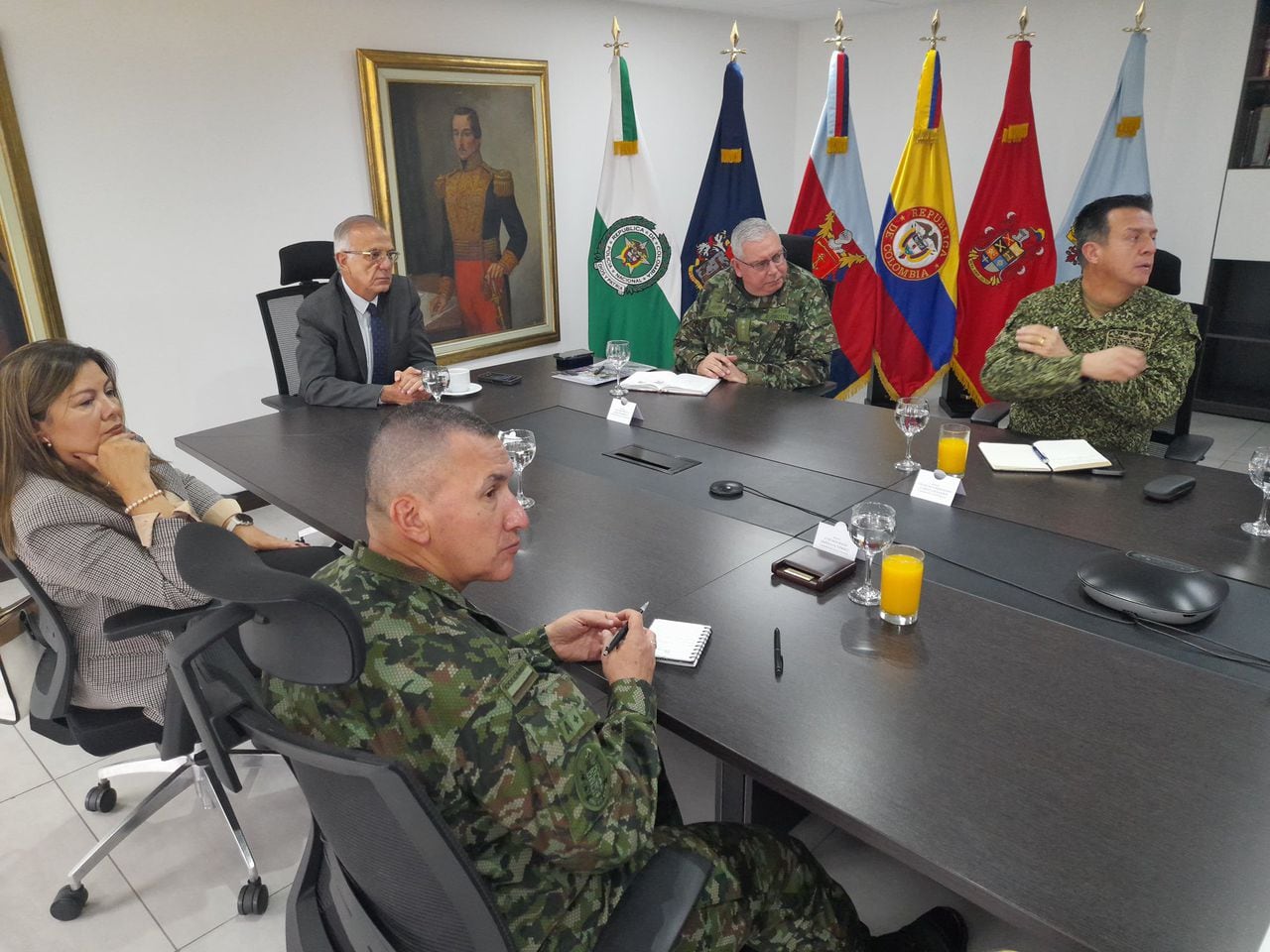 Así fue la primera reunió entre la Fiscal, Luz Adriana Camargo con el ministro de Defensa Iván Velásquez y la cúpula militar y de policía.