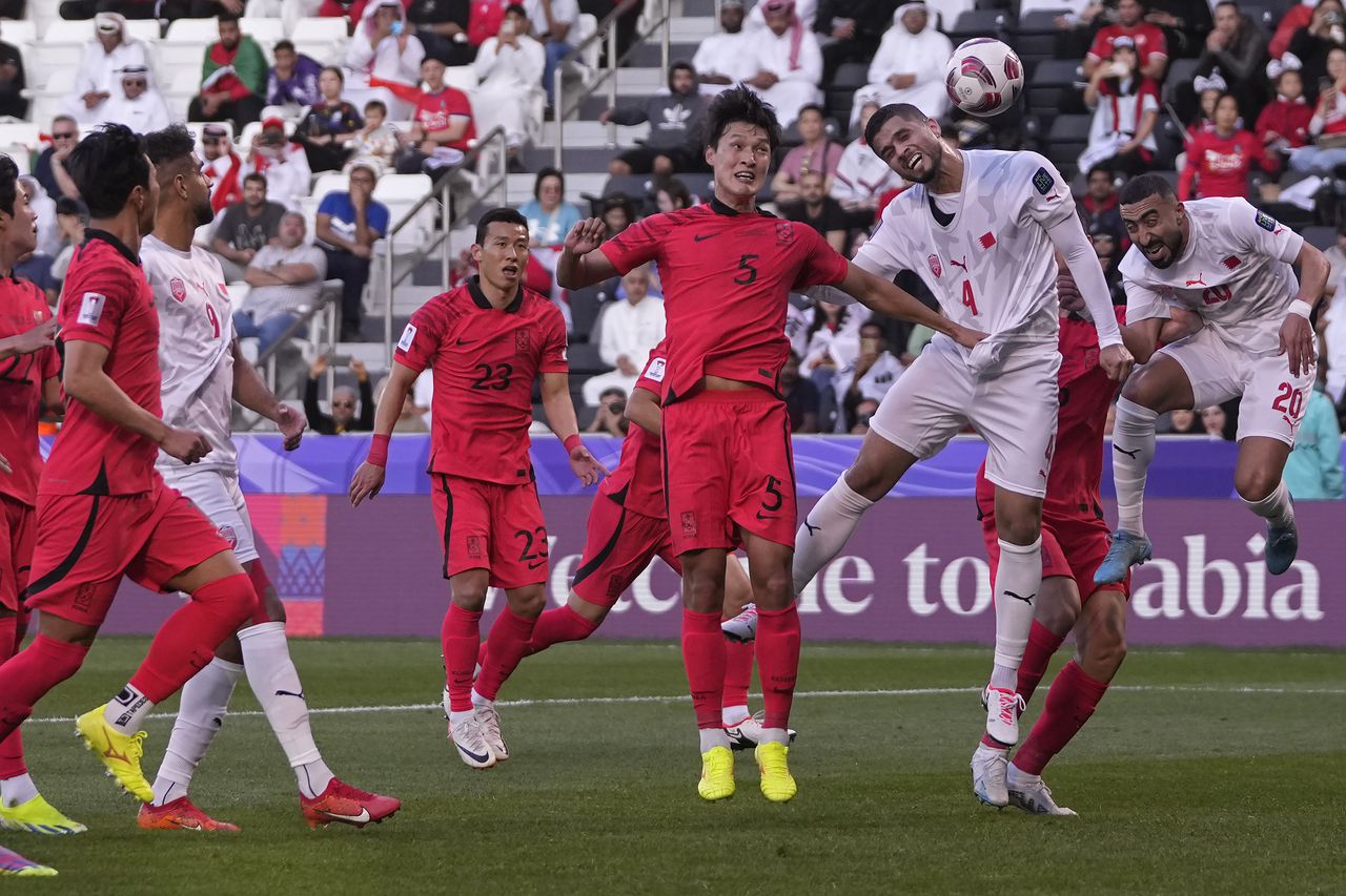 Sayed Mahdi Baqer de Bahréin, segundo a la derecha, y Park Yong-woo de Corea del Sur, tercero a la derecha, luchan por el balón durante el partido de fútbol del Grupo E de la Copa Asiática entre Corea del Sur y Bahréin en el estadio Jassim Bin Hamad en Doha, Qatar, el lunes 1 de enero de 2019. 15 de diciembre de 2024. (Foto AP/Thanassis Stavrakis)