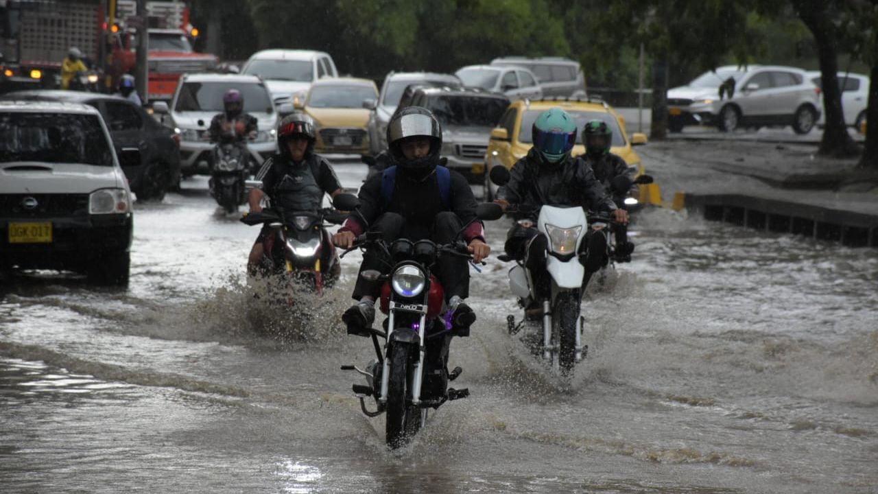 Varias calles inundadas ha dejado la fuerte lluvia que cayó en Cali este miércoles.