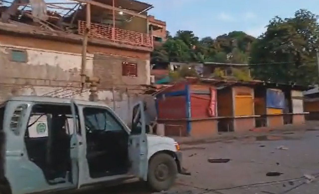 Dos camionetas cargadas con explosivos fueron activadas cerca de las estaciones de Policía en el departamento de Cauca.