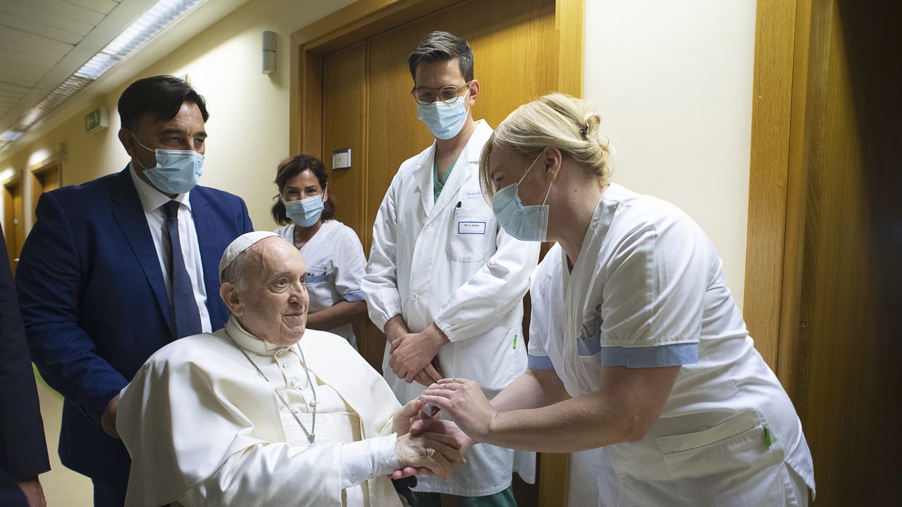 El papa Francisco saluda a personal del hospital, sentado en una silla de ruedas dentro de la Policlínica  Agostino Gemelli en Roma, el domingo 11 de julio de 202. (Vatican Media via AP)