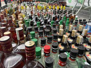 Las autoridades incautaron más de 3.600 botellas de licor adulterado, entre ellas, vino aguardiente y ron.